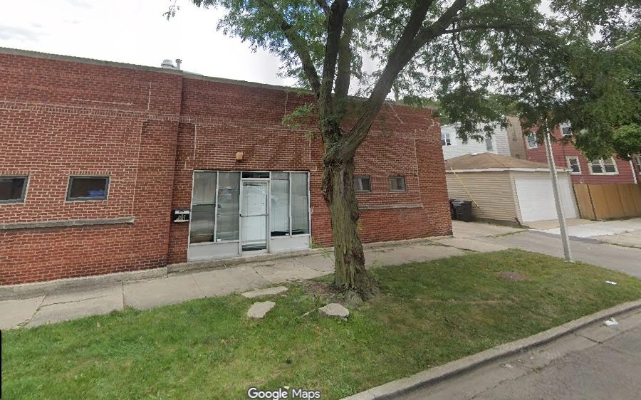 Exterior del showroom de Kitchen Cabinets Deal en Chicago cerca de Pulaski y Fullerton